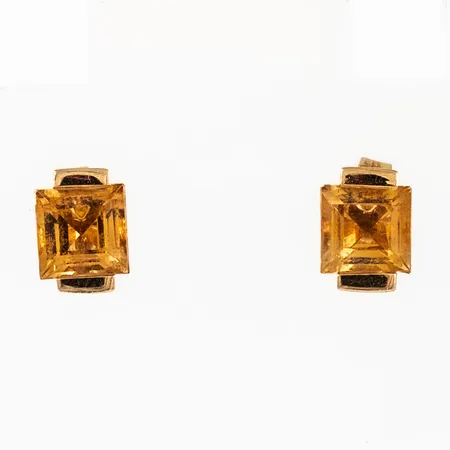 Örhängen i 18K guld med orangea stenar (citrin?). De är 5 x 7 mm och väger 1,5g. Stämplad 750.