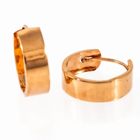 Creoler Ø 15 mm i 18K guld. De är 5 mm breda och väger 0,9g. Stämplad GHA, 750. Kanter något buckliga, ej synliga framifrån. 