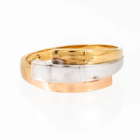 Ring i trefärgat 18K guld. Den är 2,5 - 9,2 mm bred, är i storlek 19¼ och väger 3,8g. Stämplad GHA, 750.