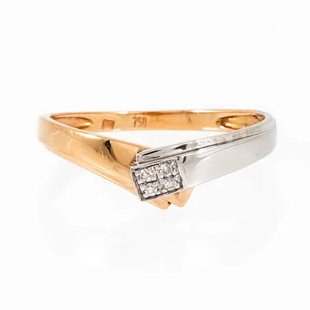 Ring i 18K röd- och vitguld med 4 x c:a 0,005ct åttkantslipade diamanter. Den är 1,6 - 5,8 mm bred, är i storlek 17¼ och väger 1,5g. Framstår oanvänd. GHA, 750.