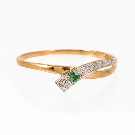 Ring i 18K guld med en smaragd och 1 x c:a 0,005ct åttkantslipad diamant. Den är 1 - 5 mm bred, är i storlek 19 och väger 1,0g. 