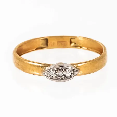 Ring i 18K guld med tre vita stenar fattade i vitguld. Den är 3 - 3,8 mm bred, är i storlek 18¼ och väger 0,9g. GHA, 750.