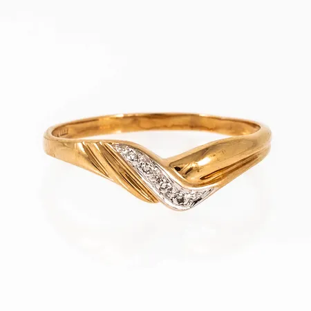 Ring i 18K guld med 4 x c:a 0,005ct åttkantslipade diamanter fattade i vitguld. Den är 1,6 - 5,8 mm bred, är i storlek 18¼ och väger 1,6g. 