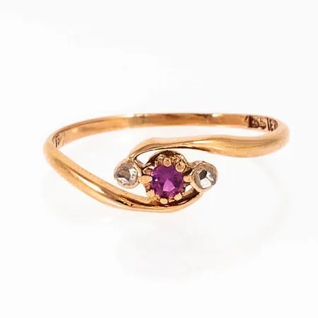 Ring i 18K guld med två rosenslipade diamanter c:a Ø 2 mm och en rosa sten. Den är 1 - 5,5 mm bred, är i storlek 17 och väger 1,2g.