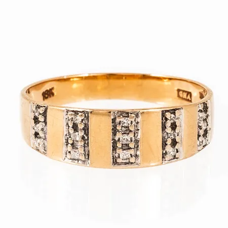 Doserad ring i 18K guld med 14 x 0,005ct diamanter (en sten saknas). Den är 2,8 - 5,7 mm bred, är i storlek 15¼ och väger 2,1g. GHA, 18K.