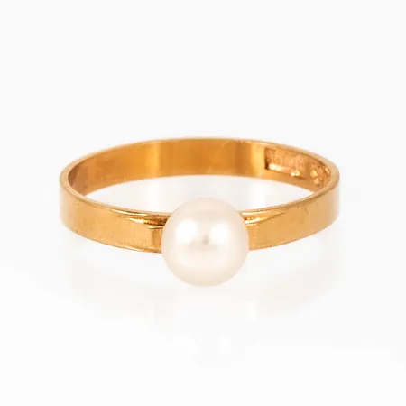 Ring i 18K guld med vit odlad pärla Ø 5,5 mm. Den är 2,5 - 5,5 mm bred, är i storlek 16¾ och väger 1,5g. 18K & Kattfot. 