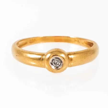 Ring i 18K guld med 1 x c:a 0,02ct briljantslipad diamant. Den är 1,5 - 5,5 mm bred, är i storlek 17½ och väger 2,1g. CGH, 750.