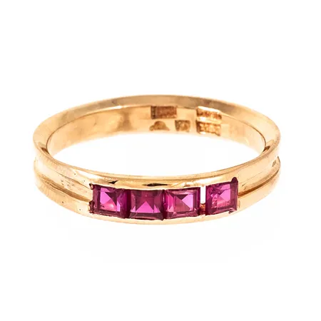 Ring i 18K guld med fyra carréslipade rosa stenar i nött fattning. Den är 3,5 - 4 mm bred, är i storlek 17¾ och väger 2,9g. BEH, 18K & Kattfot.