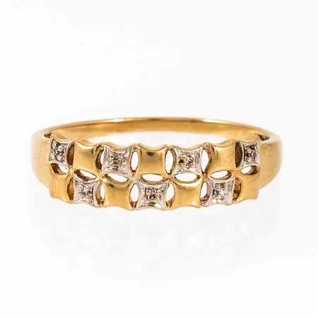 Ring i 18K guld med rutmönster. 7 x c:a 0,005ct åttkantslipade diamanter. Den är 1,3 - 5,8 mm bred, är i storlek 19+ och väger 2,5g. GHA, 750.