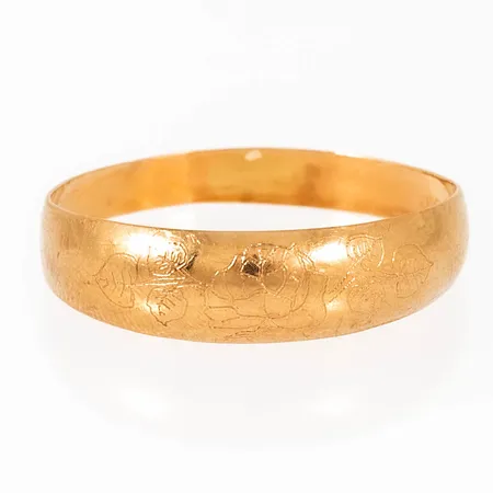 Doserad ring i 18K guld med graverat rosmotiv. Den är 2,8 - 5,8 mm bred, är i storlek 20¼ och väger 1,2g. 18K & Kattfot. Repor.
