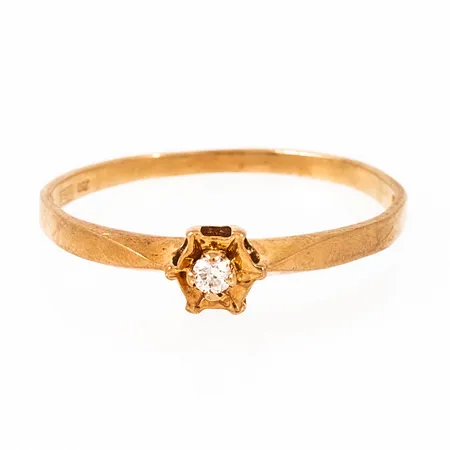 Ring i 18K guld med en briljantslipad diamant c:a 0,03ct. Den är 1,4 - 4,9 mm bred, är i storlek 19 och väger 1,5g. GFAB, 750. Något ojämn skena.