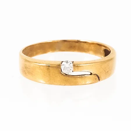 Ring i 18K guld med vit sten. Den är 2,7 - 5,3 mm bred, är i storlek 18¼ och väger 2,8g. Ostämplad.
