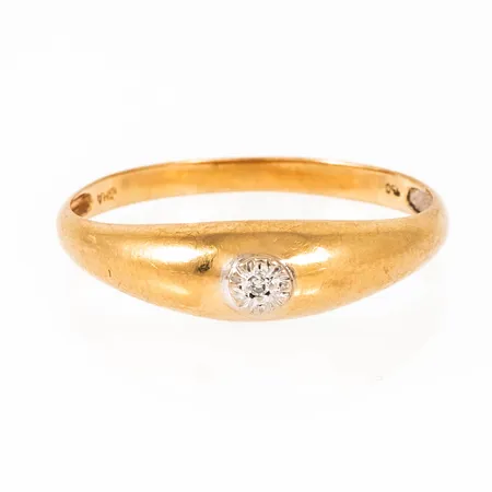 Ring i 18K guld med en åttkantslipad diamant c:a 0,005ct fattad i vitguld. Den är 2 - 5,4 mm bred, är i storlek 19¼ och väger 1,3g. GHA, 750.