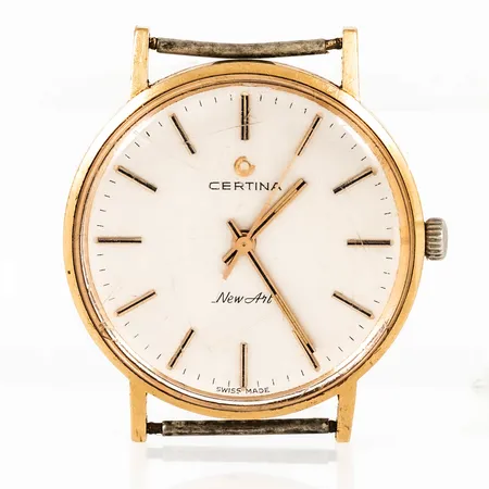Herrur Certina New Art i 18K guld. Boett Ø 33,5 mm, gravyr "För nit och redlighet...". Manuellt urverk (går ej), repigt plexiglas. Bruttovikt: 26,9g.