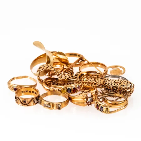 Diverse defekt/graverat guld i 18K. Bruttovikt: 51,1g.