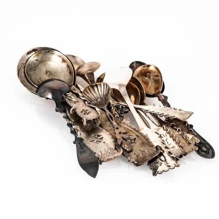 Diverse silverskedar: 15st i olika modeller. Gravyr, repiga, slitage. Silver 830/1000. Vikt: 246g.