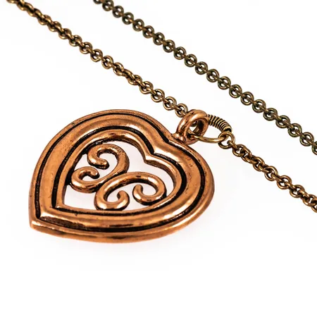 Collier med integrerat hänge, hjärta i brons, Kalevala Koru, Finland. Hänget är 48,7 - 58,5 mm och kedjan 80 cm lång.