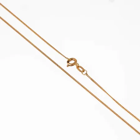 Kedja, pansar i 18K guld. Den är 42 cm lång, 1 mm bred och väger 1,7g. GHA, 750. Springring. Ojämnheter.
