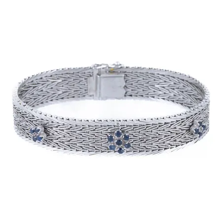 Halvstelt armband i vitt guld 18K med 15 safirer (naggar). Delvis matterat. Det är 19 cm långt, 14,5 mm brett och väger 45,1g. Kistlås. Italiensk tillverkarstämpel & 750.