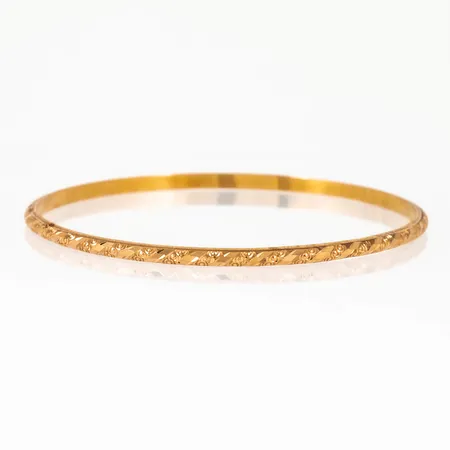 Mönstrad armring i 21K guld. Ø 60,5 mm, omkrets 19 cm, 2,8 mm bred och väger 4,3g. 