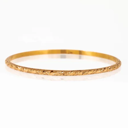 Mönstrad armring i 21K guld. Ø 60,5 mm, omkrets 19 cm, 2,8 mm bred och väger 4,3g. 