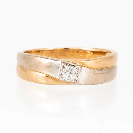 Ring i 18K röd- och vitguld med 4 x c:a 0,02ct princesslipade diamanter. Den är i storlek 17¼ är 2,5 - 5,5 mm bred och väger 4,3g. GHA & 18K. Gravyr.