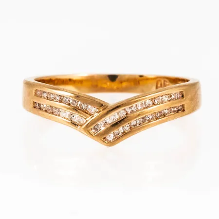 Ring i 18K guld med 36 x c:a 0,005ct åttkantslipade diamanter i kanalfattning. Den är i storlek 17½, är 2,2 - 5 mm bred och väger 2,9g. Stämplad 750. 
