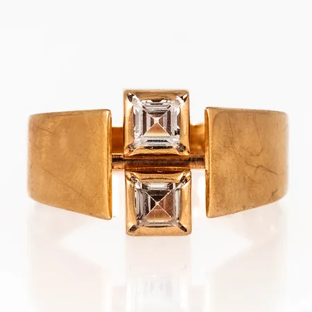 Ring i 18K guld med vita stenar. Den är i storlek 18½, är 3,5 - 11 mm bred och väger 4,6g. Stämplad ALTON, Falköping, 18K & Kattfot. Repor. Naggade facetter. 