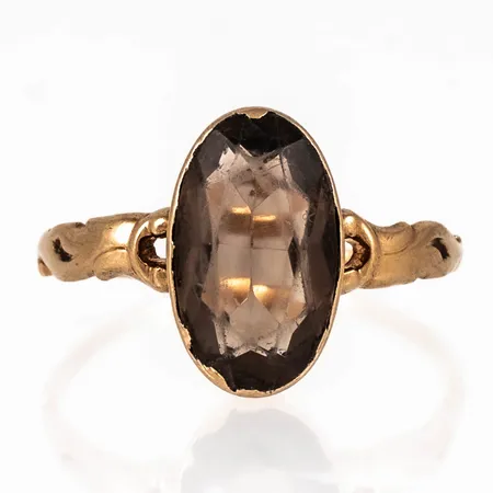 Ring i 18K guld med brun sten. Den är i storlek 17¾, 1,2 - 13 mm bred och väger 1,9g. Stämplad GD&Co (Guldvaruaktiebolaget G. Dahlgren & Co AB, Malmö), N8 (1939), 18K & Kattfot. Nött fattning, repig sten.