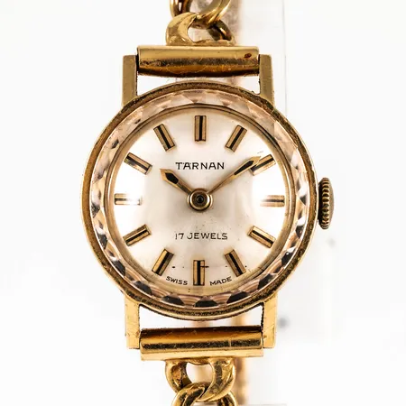 Damur Tärnan i 18K guld, Ø 19mm, manuell, klockarmband bismarck i 18K, längd inklusive uret: 19 cm, bredd: 5,5 mm, bruttovikt: 18,9g. Urtavla rör sig vid kontakt av krona. Slitna länkar. 