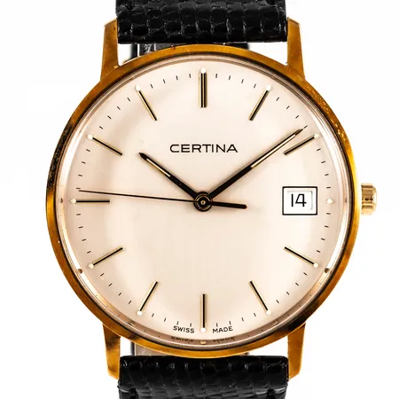 Herrur Certina i 18K guld med läderband. Boett Ø 33,5 mm, nr EOL.115.9299.68. Datum. Framstår som oanvänd. Quartz. Bruttovikt: 28,4g. Går ej - Batteribyte krävs? Personlig gravyr.