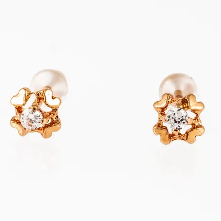 Örhängen i 18K guld. Små hjärtan och vita stenar. De är 5,5 x 5,5 mm och väger 0,6g. Snurrebussar saknas, men nya i plast medföljer.