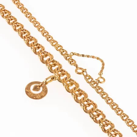Collier i 18K guld: Doserad bismarck med berlock. Det är 40 cm långt, 4 - 8 mm brett och väger 23,3g. Stämplad 18K & Svensk importstämpel. Springring och säkerhetskedja.