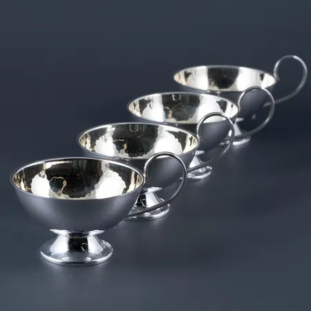 Fyra punschmuggar i silver (830/1000), de är c:a 35 mm höga, 65 mm breda. Stämplade V10 (1995), CESON, Göteborg, silverstämpel & kattfot. Vikt: 124,5g.