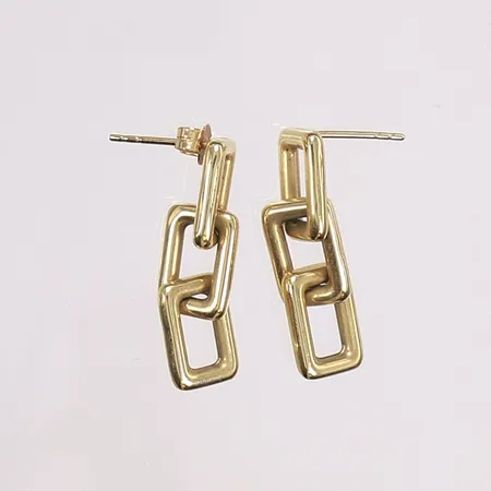 Ett par örhängen, 28x8mm, saknar en snurrebuss, 18K Vikt: 3,8 g