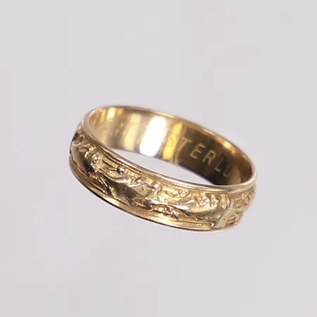 Ingenjörsring Chalmers, stl 20¼, bredd 6mm, bruksslitage, gravyr, 18K Vikt: 5,2 g