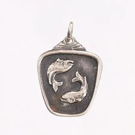 Hänge fiskarna, 26x16mm, slitna stämplar, namngravyr på baksidan, silver 830/1000 Vikt: 2,6 g