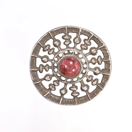 Hänge/brosch med röd sten, Ø50mm, Unn Tangerud för Uni David Andersen, saknar nål för broschmekanik, slitage, silver 925/1000 Vikt: 31,4 g