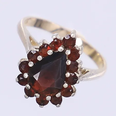 Ring med granater, stl 17½, bredd 2-16mm, förgyllt silver 925/1000 Vikt: 3,6 g