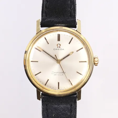 Herrur Omega Seamaster De Ville, Ø34mm, manuell, guld på stål, monocoque, graverad, slitet läderband, repigt glas samt boett, tickar men ej testad för tidshållning, spänne i dubblé
