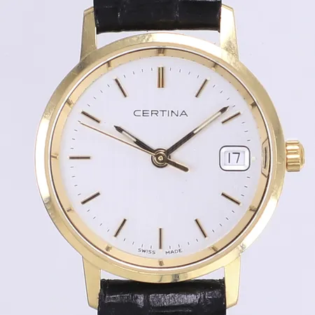 Damur Certina, Ø24mm, quartz, datum, boett 18K, läderband, spänne i dubblé, originalbox, går ej behov av batteribyte, monocoque som försökts öppnas så repor på bakboett, Bruttovikt: 16,5g