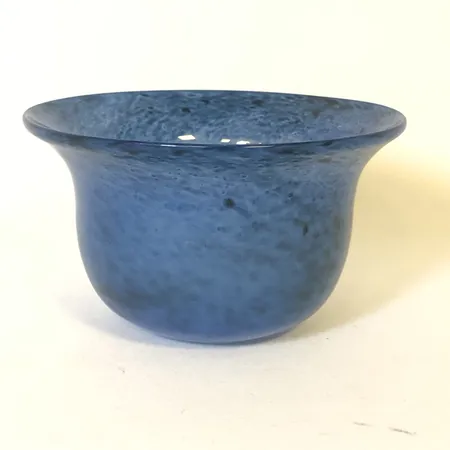 Skål, ur serien Talatta, Bertil Vallien för Boda/Åfors, höjd 10cm, Ø17cm, blåflammig glasmassa, signerad i botten, smärre slitage