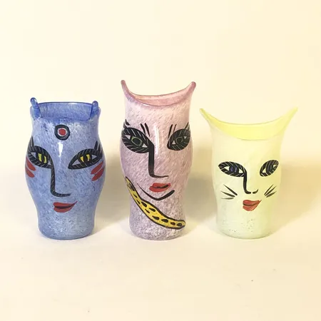 Tre miniatyrvaser, Ulrika Hydman-Vallien för Kosta Boda, ur serien Open Minds, höjd 8-10cm, melerat glas med handmålad dekor, signerade