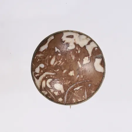 Brosch med Gotlandsporfyr, Ø38mm, otydlig tillverkarstämpel samt årsstämpel troligen Q7 = 1918, åldersbetingat slitage, förgyllt silver 830/1000 Bruttovikt: 20,8g Vikt: 20,8 g