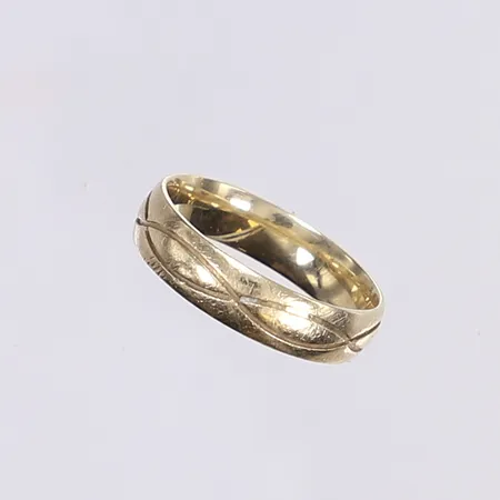 Ring, stl 18¼, bredd 5mm, gravyr, 9K Vikt: 3,8 g