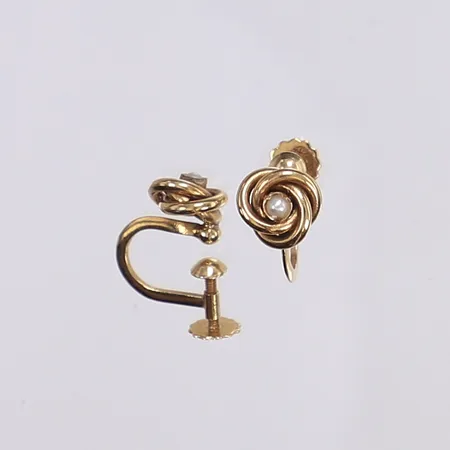 Ett par örhängen med pärlor, Ø8mm, skruvlås, 18K Vikt: 2,2 g