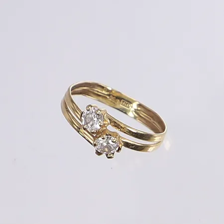 Ring med vita stenar defekt 18K Bruttovikt: 1,1g Vikt: 1,1 g