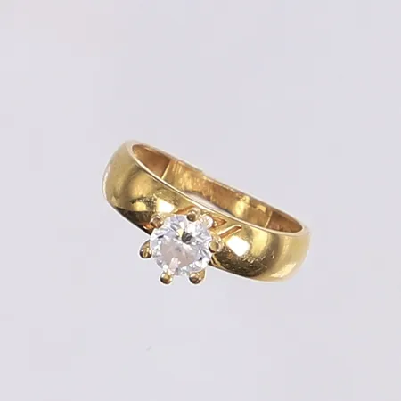 Ring med vit sten, stl 15¼, bredd 2-6mm, 21K Vikt: 2,5 g
