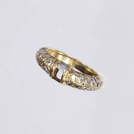 Ring med diamanter totalt ca 0,46ctv, stl 16, defekt saknar stenar, 18K Vikt: 5,1 g