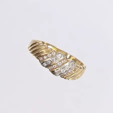 Ring med vita stenar, stl 17¼, bredd 2-6mm, 18K Vikt: 3,1 g